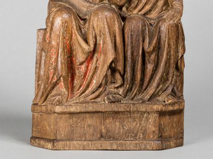 Christus und Johannes sitzen dicht nebeneinander. Johannes hat seinen Kopf an die Brust Jesu gelehnt. Dieser hat eine Hand auf seine Schulter gelegt, Detail der unteren Partie der Figurengruppe.