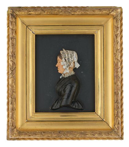 Erhabenes Wachsbildnis einer alten Frau im Profil nach links, gerahmt