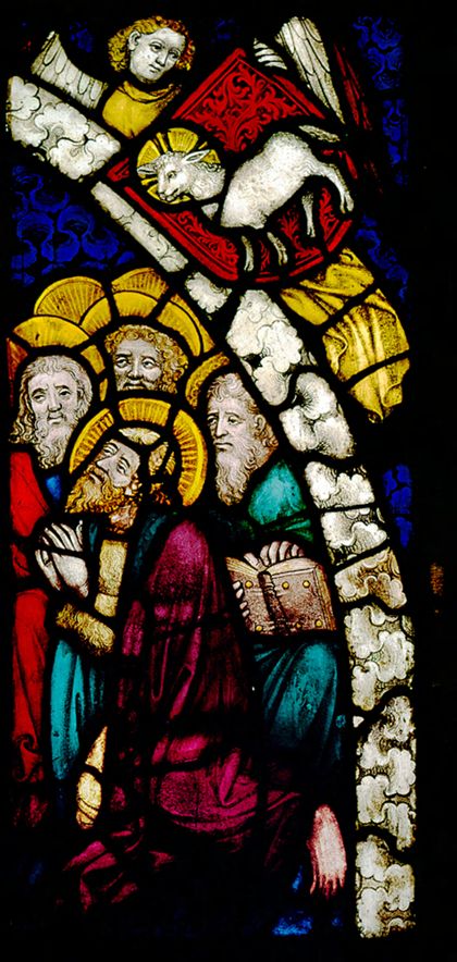Auf dem Fragment eines Kirchenfensters ist ein Teil der Darstellung eines Jüngsten Gerichts mit dem heiligen Johannes dem Täufer und einigen Aposteln zu sehen.