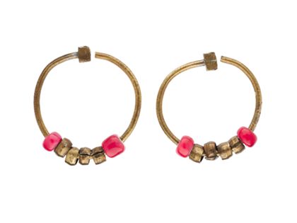 Ein Paar Ohrringe aus Metall und Glasperlen.