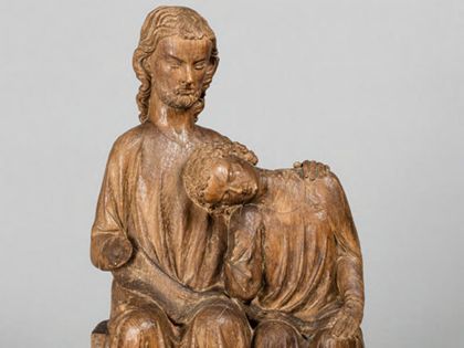 Christus und Johannes sitzen dicht nebeneinander. Johannes hat seinen Kopf an die Brust Jesu gelehnt. Dieser hat eine Hand auf seine Schulter gelegt, Detail der Oberkörper.