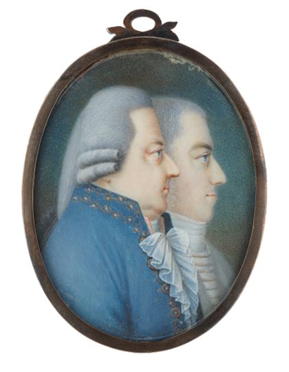 Anhängermedaillon mit den Porträts zweier Männer mit grauen Haaren vor blaugrünem Hintergrund