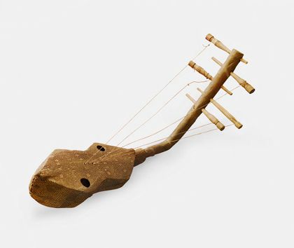 Harfe mit nach oben gewinkeltem Hals. Der Resonanzkörper ist aus Holz und mit Reptilienhaut überspannt.