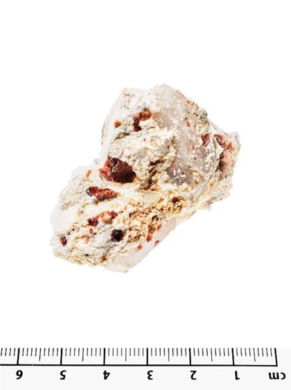 Kleinstufe mit roten Granatkristallen in Quarz.
