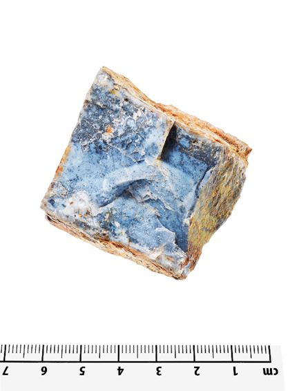 Kleinstufe eines hellblauen Chalcedons annähernd in Würfelform.