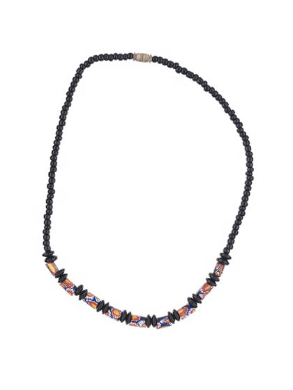 Halskette aus schwarzen Perlen, neun Fayenceperlen und Perlenscheiben.