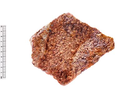 Großstufe mit Fluorit (hell orange-rötlich), Amethyst (violett) und Quarz (weiß-transparent). Die wenige Millimeter großen Fluorit-Kristalle sind von einer dünnen Limonitschicht (Eisenhydroxid) überzogen, die für die untypische Farbe und den fehlenden Glasglanz verantwortlich ist.