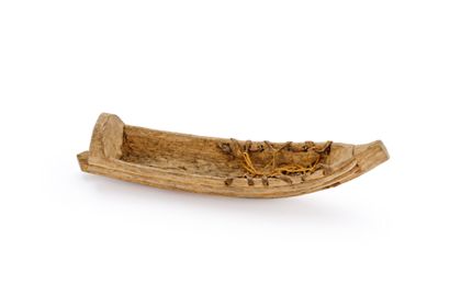 Ein Miniatur-Modell eines typischen Holzschlittens der Sámi.