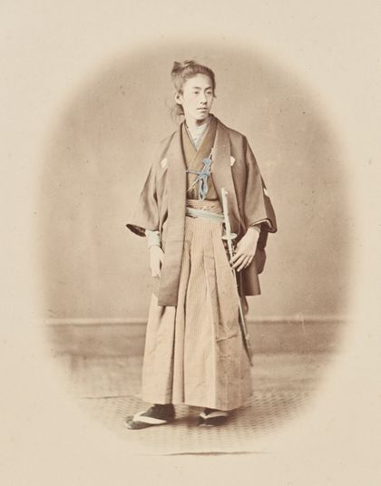 Felice Beato Jeune homme portant une épée