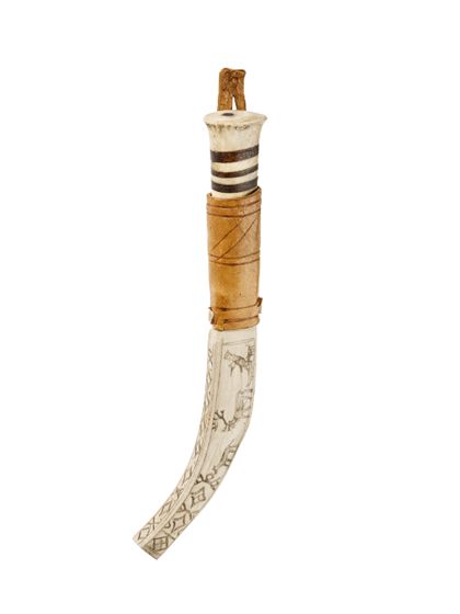 Messer mit Knochengriff, in einer mit Ritzzeichnungen verzierten, gebogenen Knochenscheide.