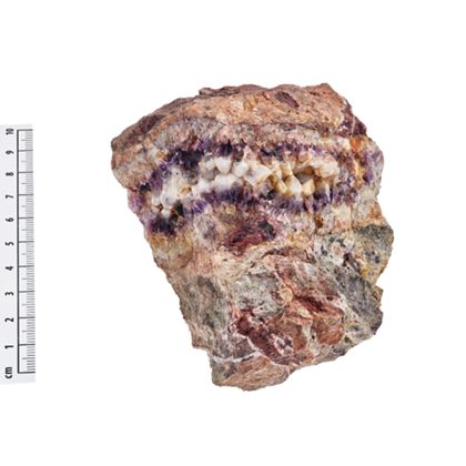 Verkieselte und teils brekziierte Großstufe mit Quarz/Amethystgang. Mehrere Quarzkristalle zeigen ein zoniertes Wachstum.
