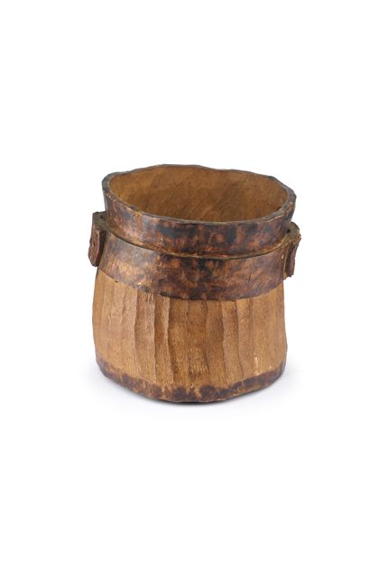 Holzgefäß, das mit Brandmalerei versehen ist.