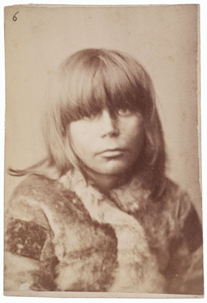 Portrait eins sámischen jungen Mannes.