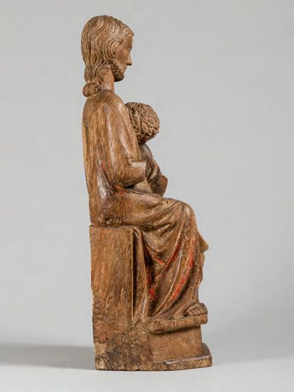 Christus und Johannes sitzen dicht nebeneinander. Johannes hat seinen Kopf an die Brust Jesu gelehnt. Dieser hat eine Hand auf seine Schulter gelegt. Seitenansicht von links.