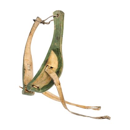 Ein hölzernes Kummetgeschirr für Rentiere mit seitlichen Lederbändern.