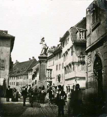 Eine größere Personengruppe steht um den Bertoldsbrunnen.