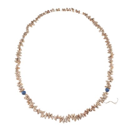Kette aus kleinen, hellen Schnecken-Gehäusen, mit zwei blauen etwas kantigen Glasperlen.