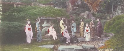 Unbekannter Fotograf Women in a Rock Garden