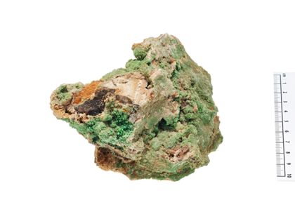 Großstufe mit Pyromorphitrasen auf Gneis.