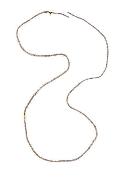 Kette aus Muschelstückchen und einer Glas- oder Bernsteinperle.