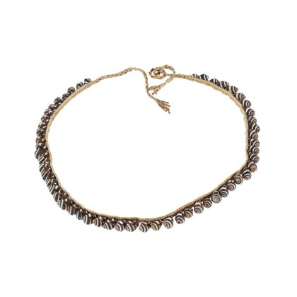 Ein Bastzopf-Band mit einer Reihe schwarz-weiß geringelter Schnecken-Häuser.