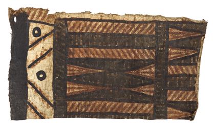 Kleines Stück Rindenbaststoff, das in geometrischen Mustern in hellen und dunklen Brauntönen bemalt ist.