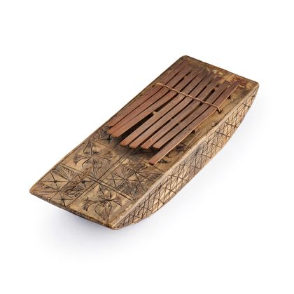 Sanza mit Resonator in Kastenform.