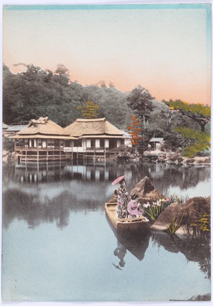 Fotografie eines Restaurant am Seeufer in Kyoto.