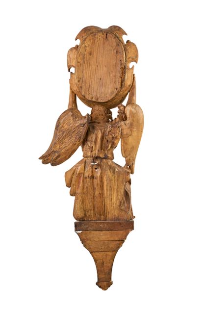 Rückseite des geschnitzten Engels mit Medaillon.