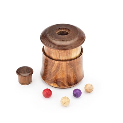 Aus Holz gearbeitete Spieldose mit vier Kugeln.