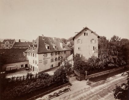 Gebäude der Paradiesmühle mit einer Straße im Vordergrund