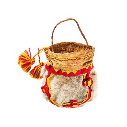 Ein Beutel aus hellem Rentierfell, am Rand verziert mit roten und gelben Filzstücken.