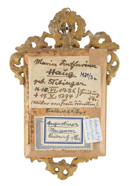 Objektrückseite mit handschriftlichen Informationen zur Dargestellten, gerahmt