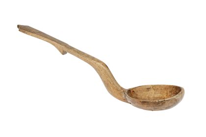 Ein langstieliger Schöpflöffel aus Holz.