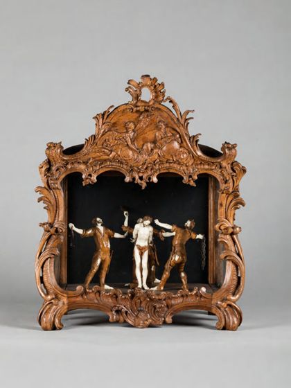 Das dekorierte Kästchen beinhaltet eine Reihe von Figuren, die die biblische Szene der Geißelung Jesu wiedergeben.