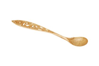 Ein langstieliger Löffel aus hellem Holz.