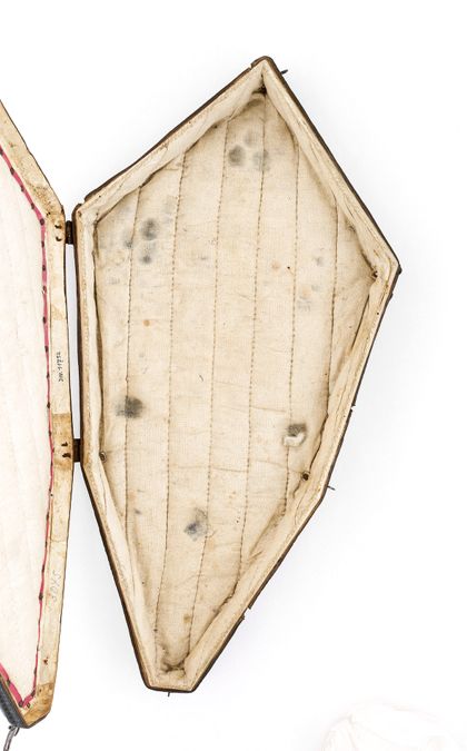 Futteral aus Leder, in dem das Oberteil des Kreuzes aufbewahrt werden konnte, geöffneter Zustand.