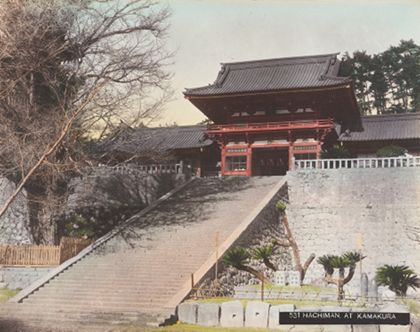 Fotografie des Tors des Hachiman-Schreins in Kamakura.