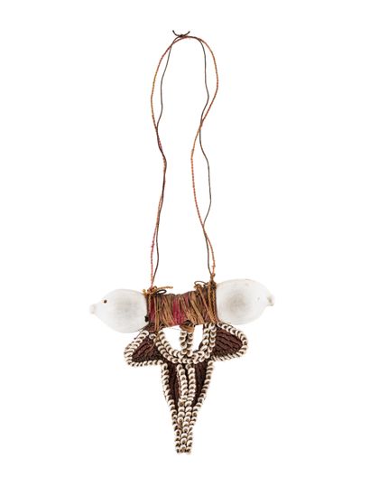 Brustschmuck aus Rotang-Geflecht und Schneckengehäusen.