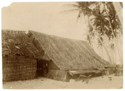 Auf der Fotografie ist ein Gebäude mit einem lang heruntergezogenen Dach zu sehen.