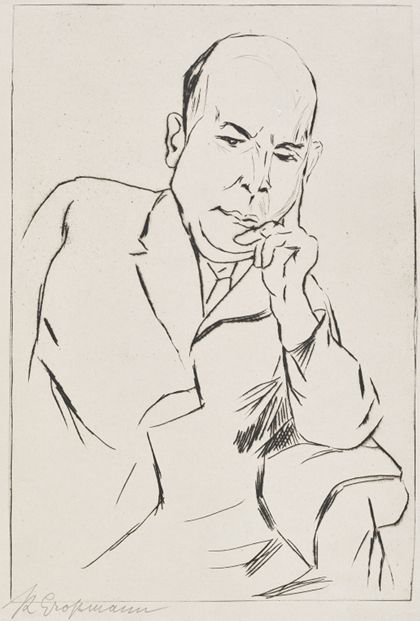 Portrait eines Mannes in Anzug, nachdenklich sitzend.