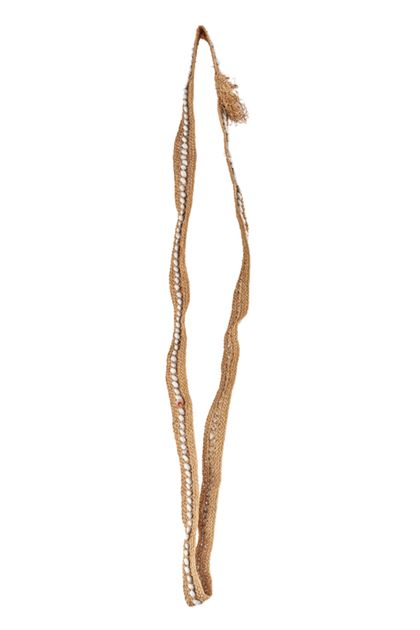 Aus Bastfasern geflochtener Gürtel, mit einer Reihe Samenkapseln besetzt.