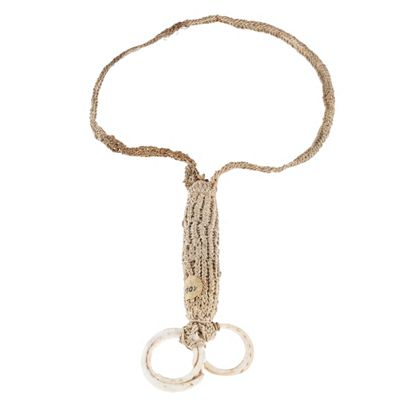 Halsschmuck aus Schnurgeflecht mit zwei Muschelringen.