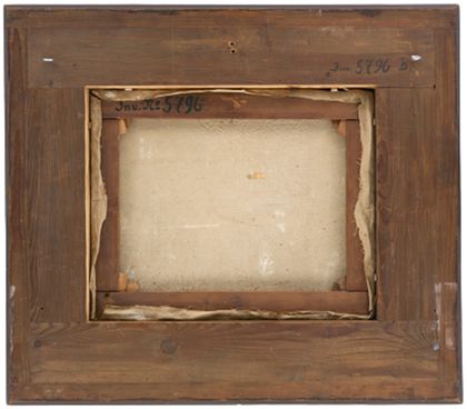 Rückansicht eines Holzrahmens mit einer auf einen Keilrahmen gespannte Leinwand, jeweils versehen mit der Inventar-Nummer.