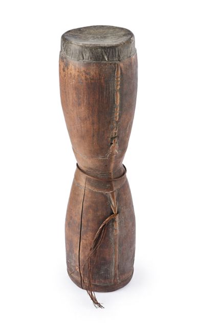 Kleine sanduhrförmige Trommel, mit Fell bespannt und mit Bastschnur zum Tragen.