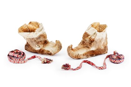 Ein Paar Rentierfellschuhe der Sámi.