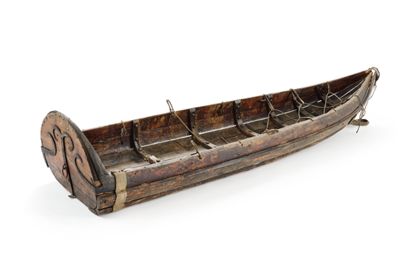 Ein länglich zulaufender Holzschlitten der Sámi.