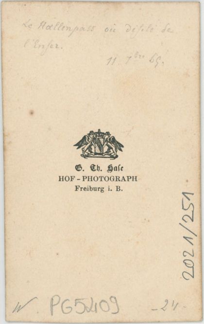 Rückseite: i.d.M. badisches Staatswappen, darunter G. Th. Hase, HOF - PHOTOGRAPH, Freiburg i. B.. Handschriftlich oben: Le Hoellenpass ou Défilé de l'Enfer. 11 9bre 69. Unten: W. PG52109 -24. Seitlich rechts Inventarnummer: 2021/251.