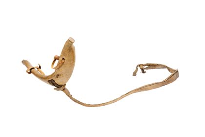 Ein Holzgeschirr für Rentiere mit Zugleine aus braunem Leder.