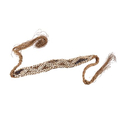 Aus Pflanzenfasern geflochtenes Band, das im mittleren breiten Teil besetzt ist mit einem Gewebe auf dem Kauri-Schneckengehäuse aufgenäht sind. Dazwischen Reste von aufgeklebten schwarzroten Bohnen oder Samenkapseln.